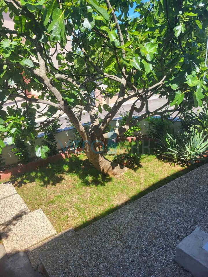 Isola di Krk, Njivice, appartamento bilocale con terrazza, superficie totale 72,46 m2, vista mare, in vendita