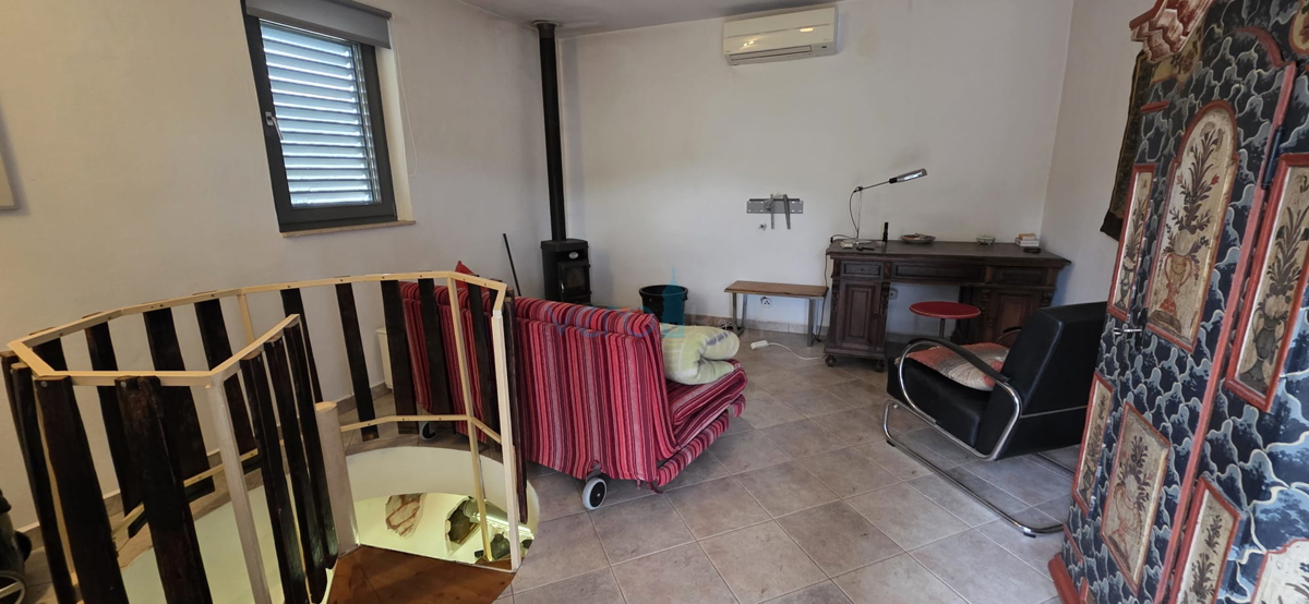 Istra, Oprtalj, proprietà 1307 m2, due case con terreno, vendita