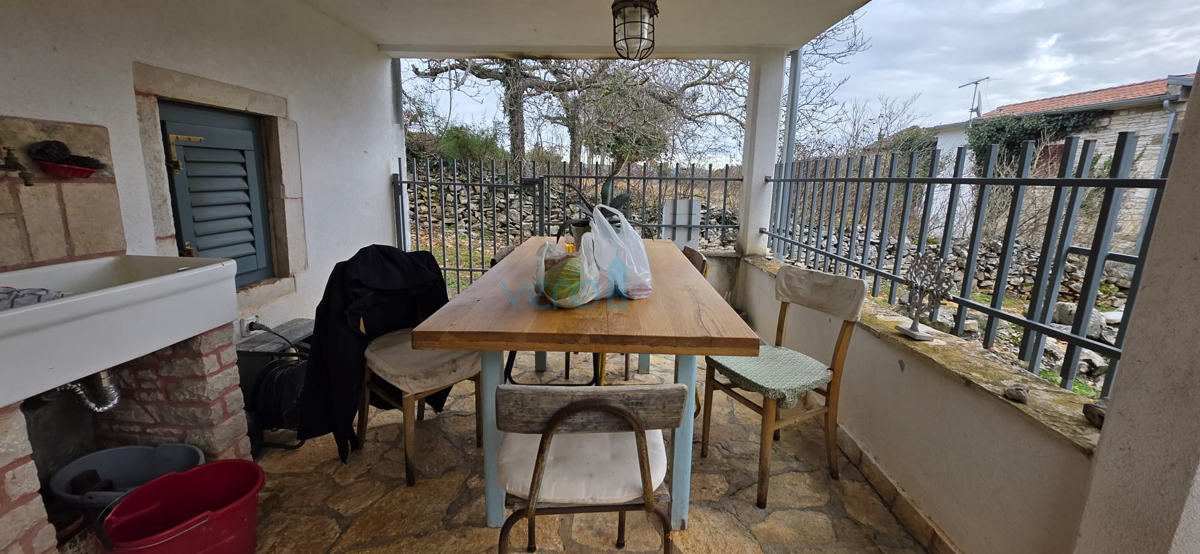 Istra, Oprtalj, proprietà 1307 m2, due case con terreno, vendita