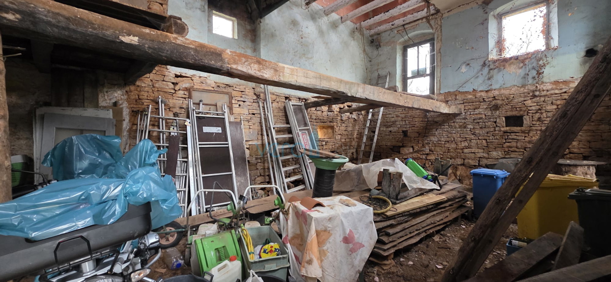 Istra, Oprtalj, proprietà 1307 m2, due case con terreno, vendita