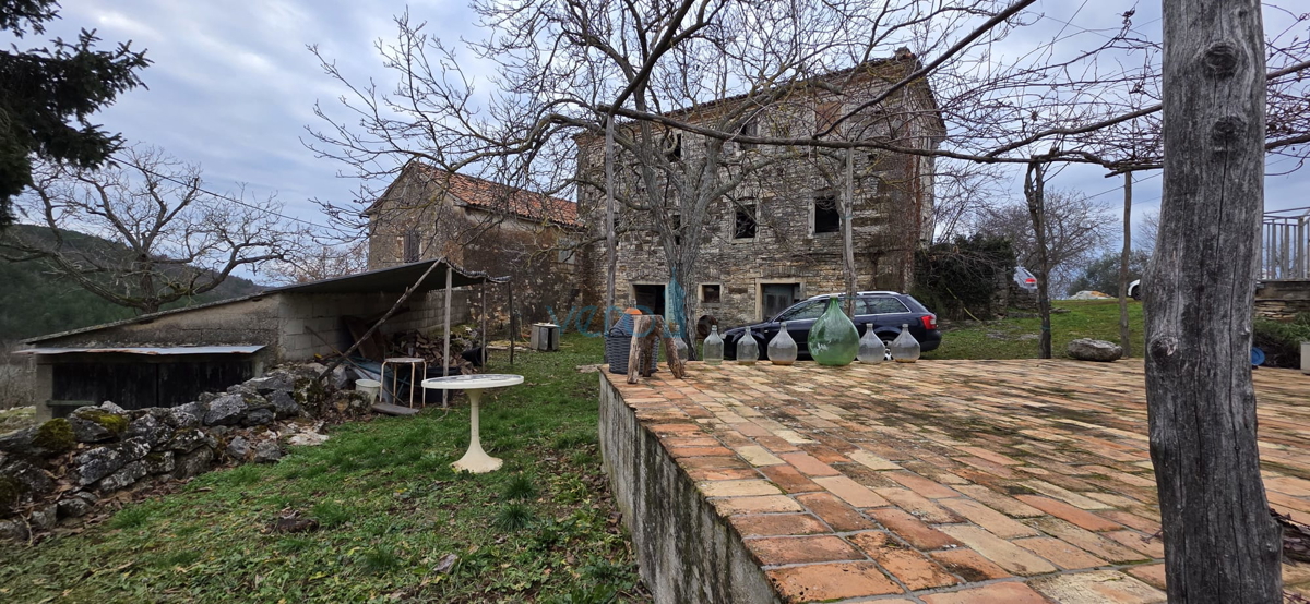 Istra, Oprtalj, proprietà 1307 m2, due case con terreno, vendita