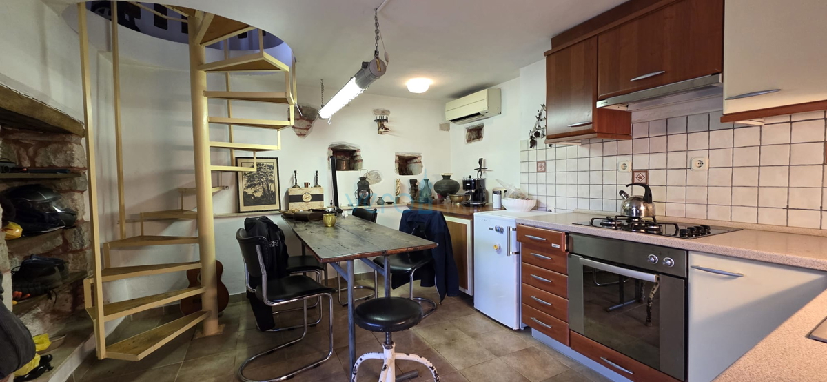 Istra, Oprtalj, proprietà 1307 m2, due case con terreno, vendita