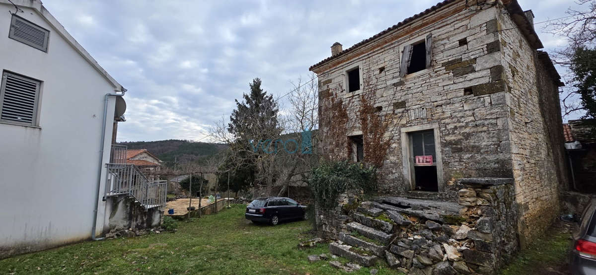Istra, Oprtalj, proprietà 1307 m2, due case con terreno, vendita