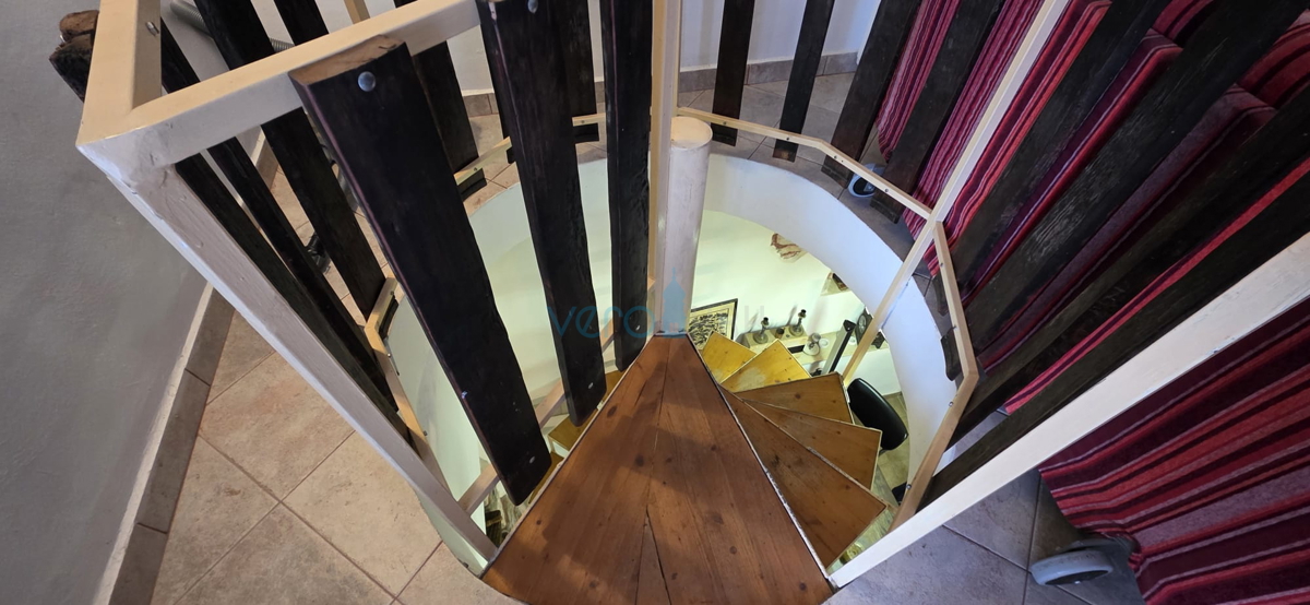 Istra, Oprtalj, proprietà 1307 m2, due case con terreno, vendita