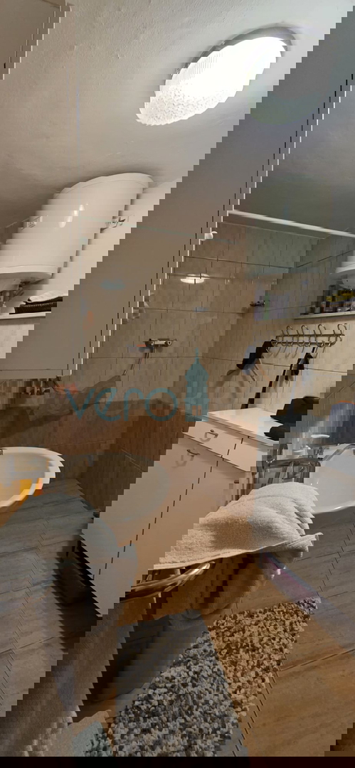 Istra, Oprtalj, proprietà 1307 m2, due case con terreno, vendita