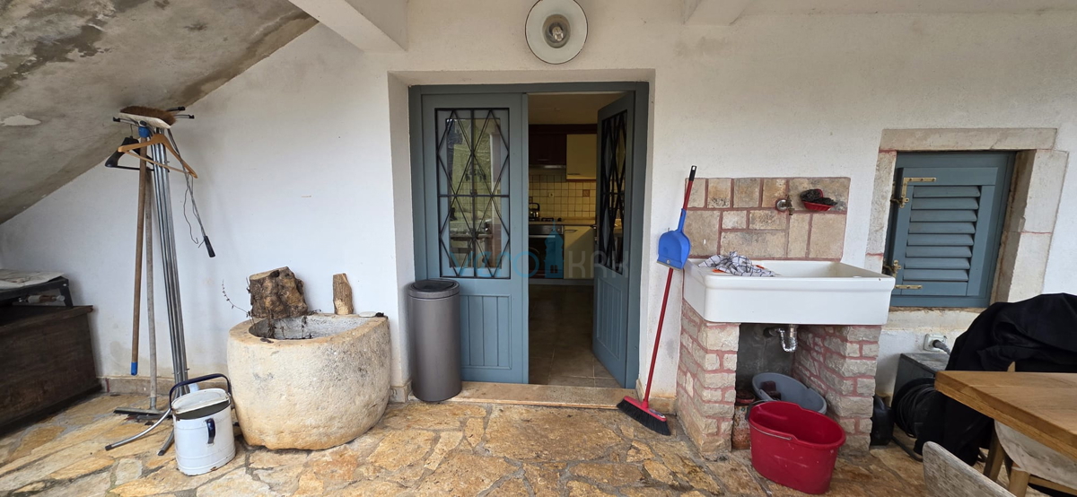 Istra, Oprtalj, proprietà 1307 m2, due case con terreno, vendita