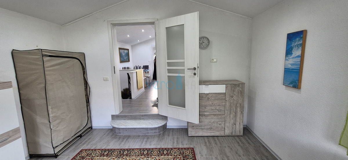 Istra, Buje, periferia, villetta indipendente al piano terra al confine della zona edificabile, vendita