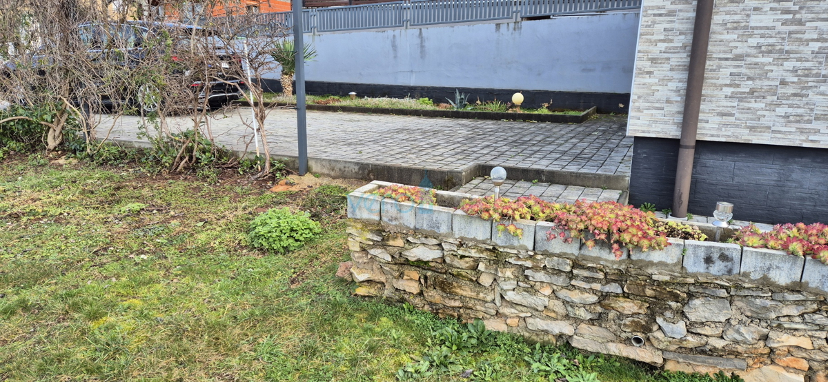 Istra, Buje, periferia, villetta indipendente al piano terra al confine della zona edificabile, vendita