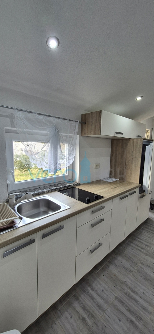 Istra, Buje, periferia, villetta indipendente al piano terra al confine della zona edificabile, vendita