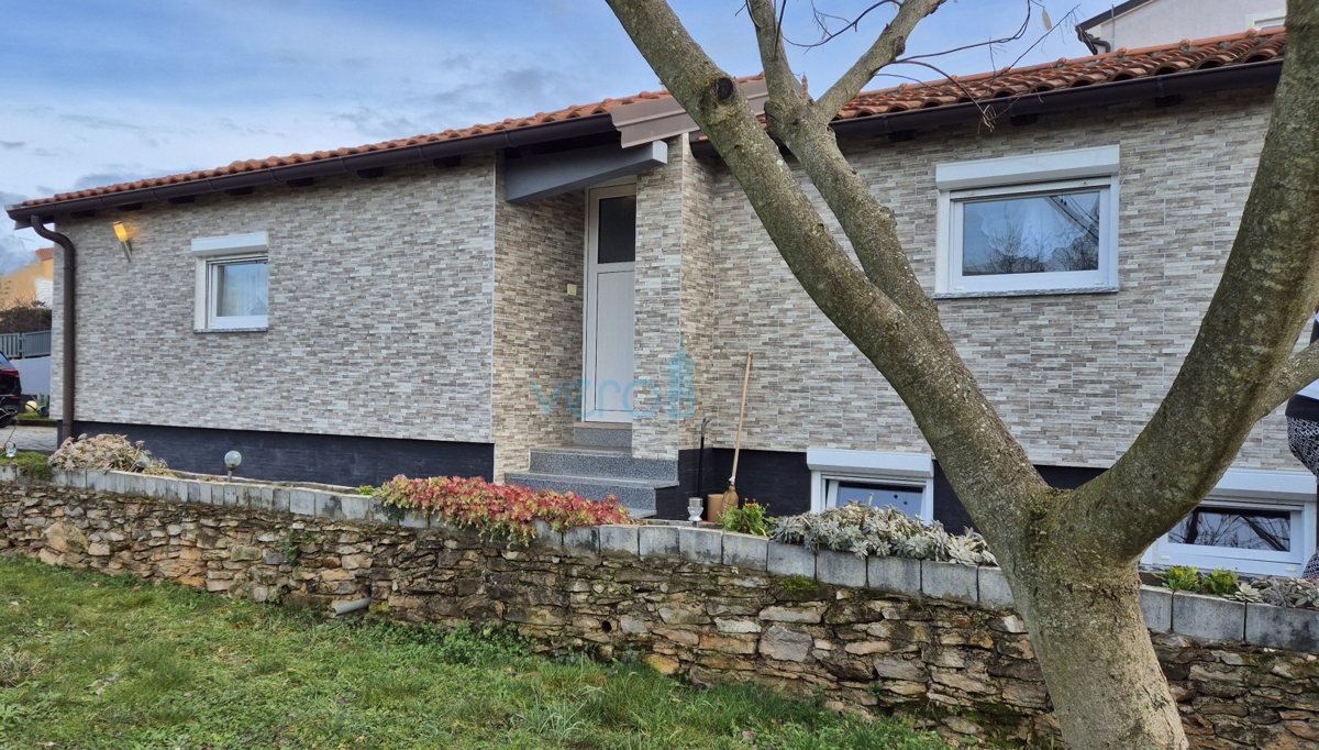 Istra, Buje, periferia, villetta indipendente al piano terra al confine della zona edificabile, vendita