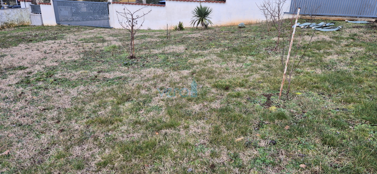 Istra, Buje, periferia, villetta indipendente al piano terra al confine della zona edificabile, vendita