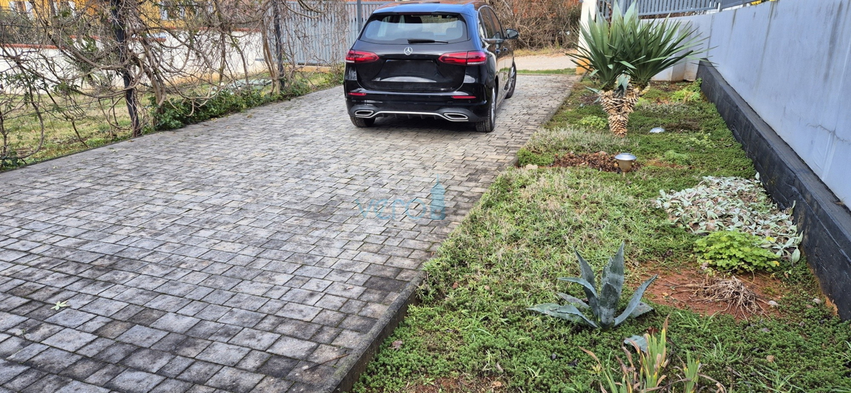 Istra, Buje, periferia, villetta indipendente al piano terra al confine della zona edificabile, vendita