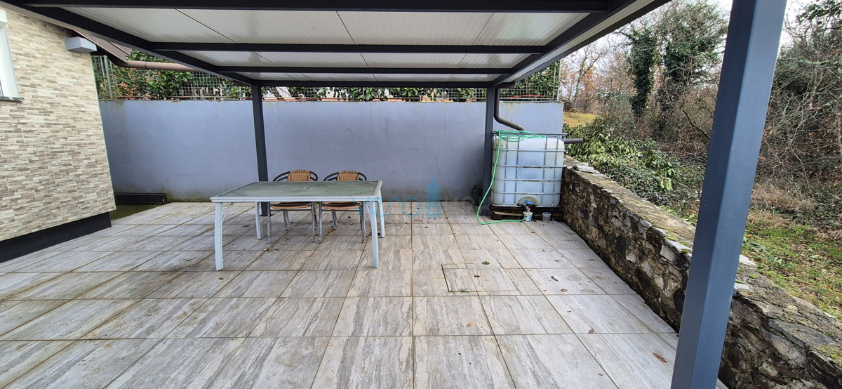 Istra, Buje, periferia, villetta indipendente al piano terra al confine della zona edificabile, vendita