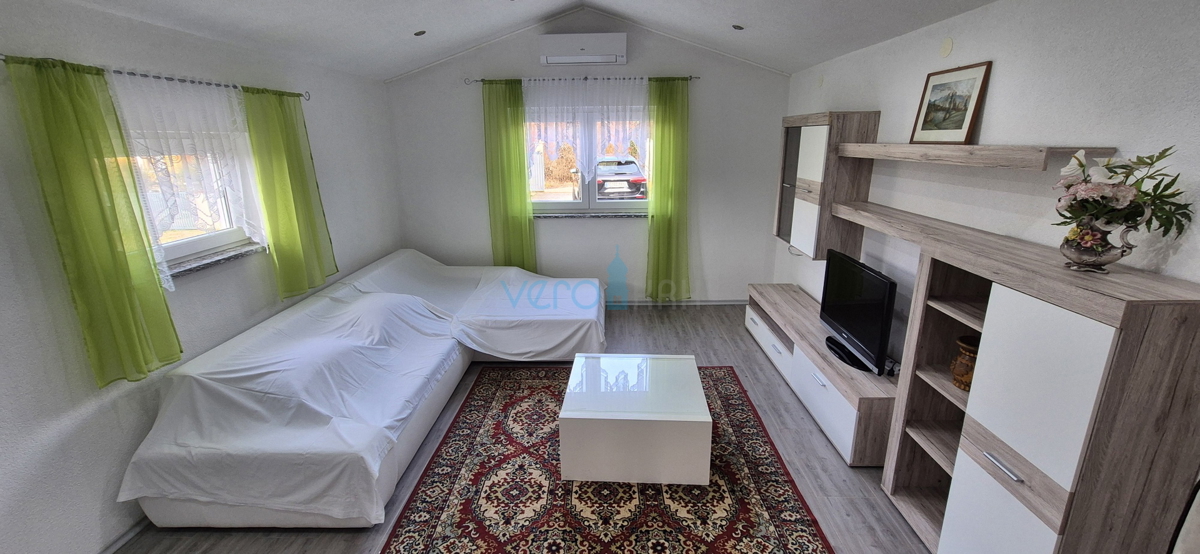 Istra, Buje, periferia, villetta indipendente al piano terra al confine della zona edificabile, vendita