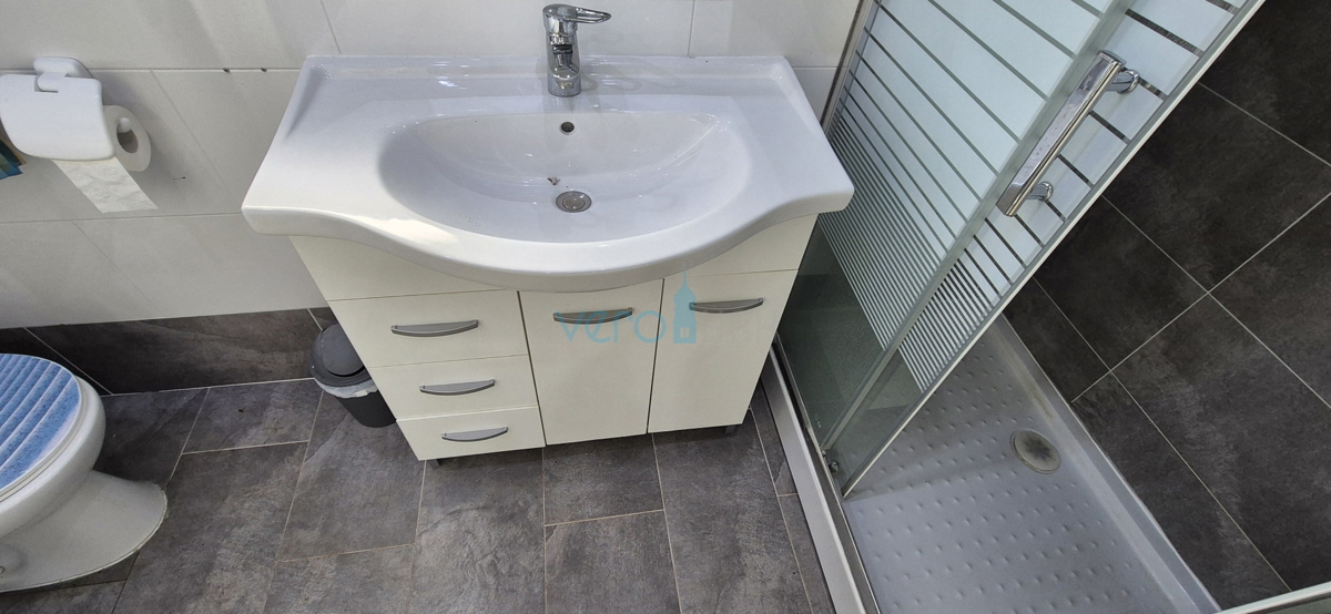 Istra, Buje, periferia, villetta indipendente al piano terra al confine della zona edificabile, vendita