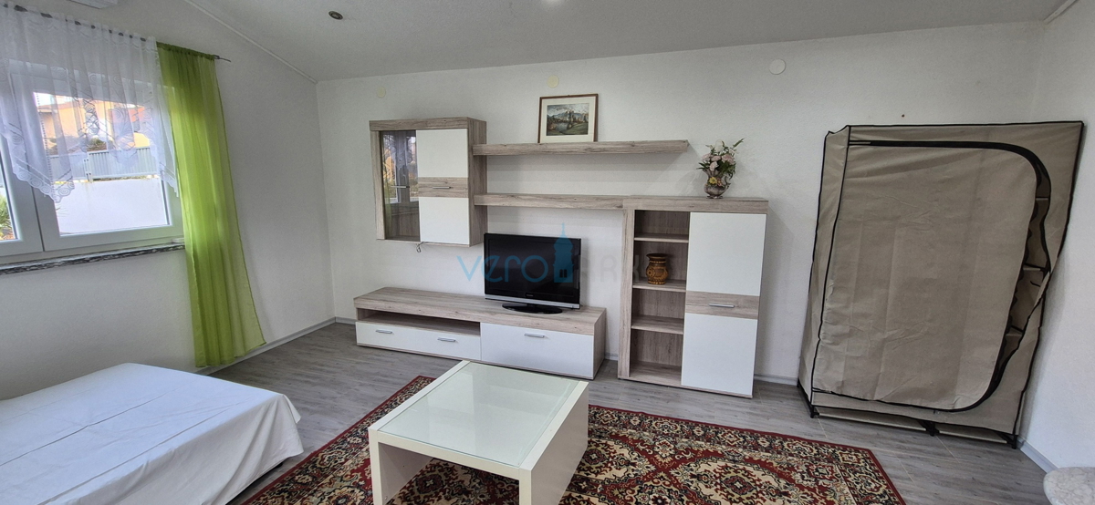 Istra, Buje, periferia, villetta indipendente al piano terra al confine della zona edificabile, vendita