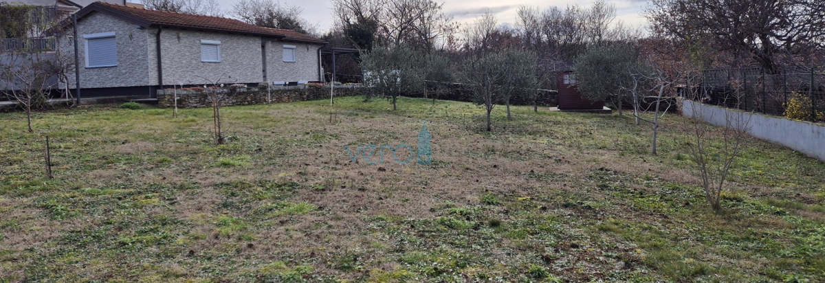 Istra, Buje, periferia, villetta indipendente al piano terra al confine della zona edificabile, vendita