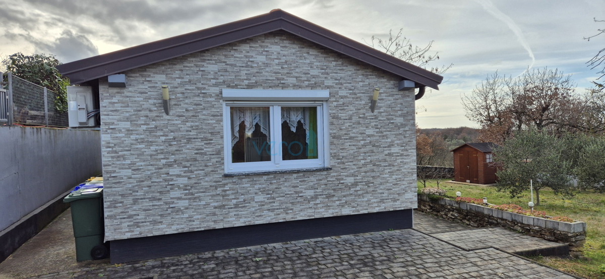 Istra, Buje, periferia, villetta indipendente al piano terra al confine della zona edificabile, vendita