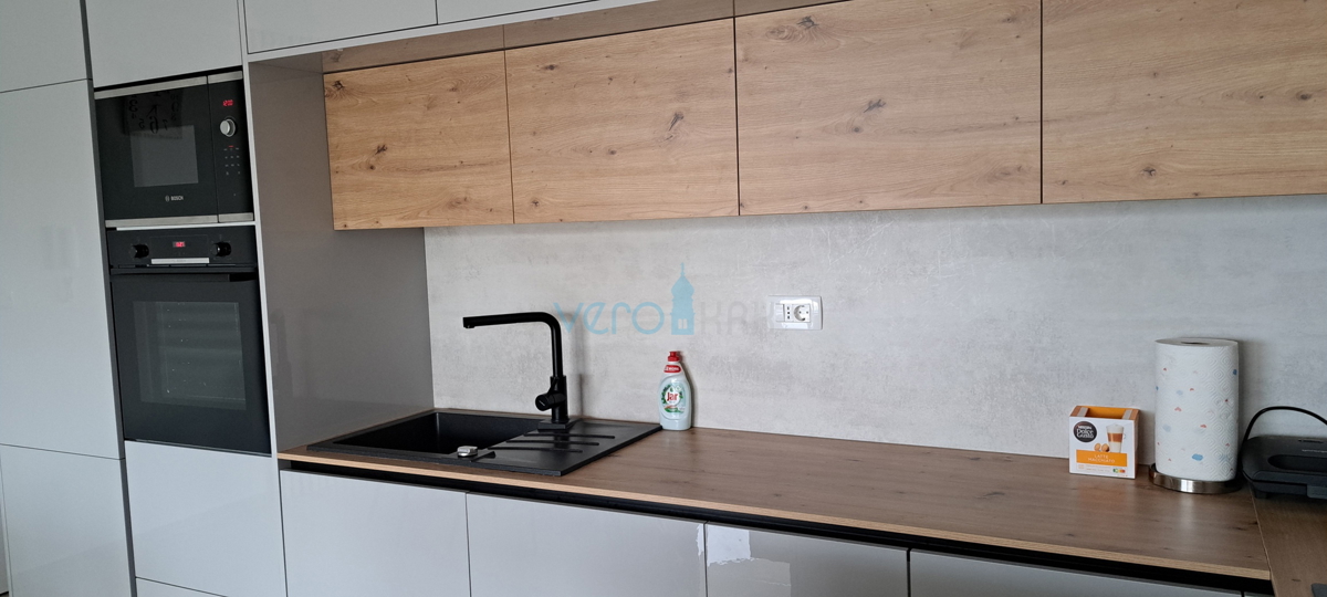 Malinska, periferia, appartamento di lusso di 88 m2 al piano di una villa di nuova costruzione con vista e piscina, in vendita