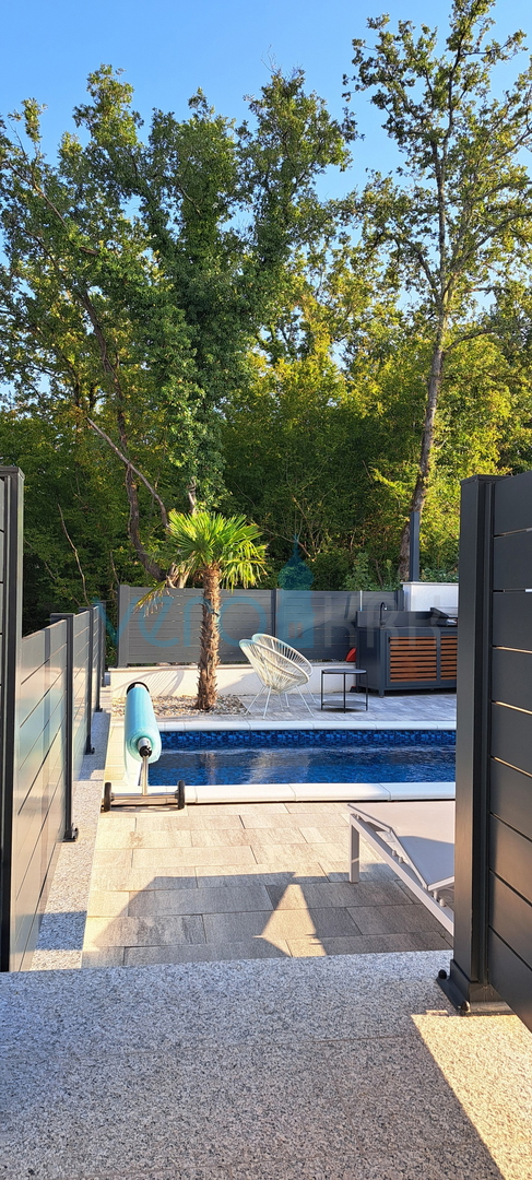 Malinska, periferia, appartamento di lusso di 88 m2 al piano di una villa di nuova costruzione con vista e piscina, in vendita