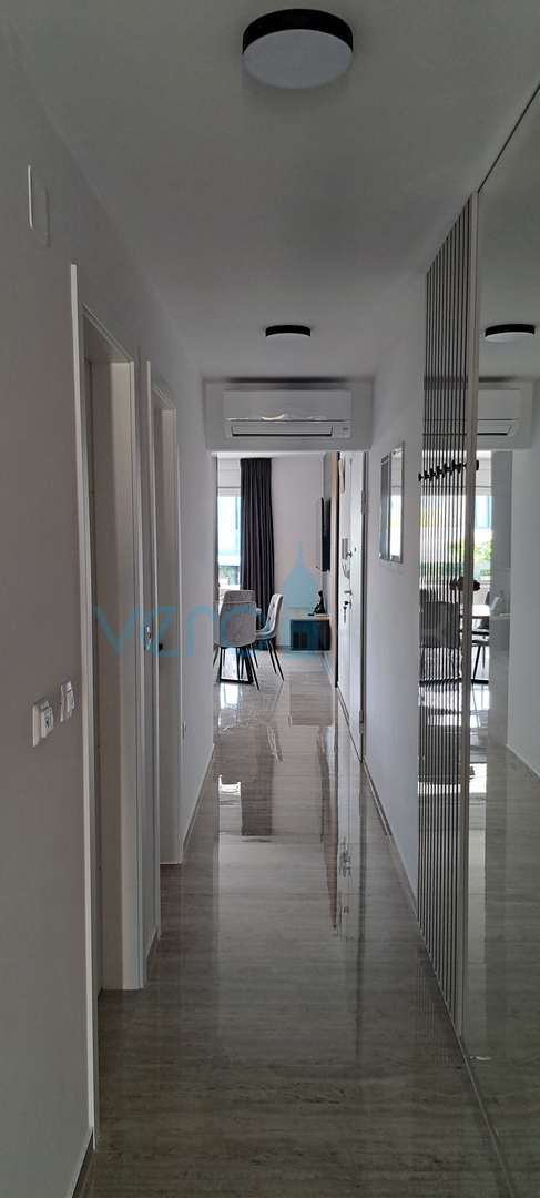 Malinska, periferia, appartamento di lusso di 88 m2 al piano di una villa di nuova costruzione con vista e piscina, in vendita