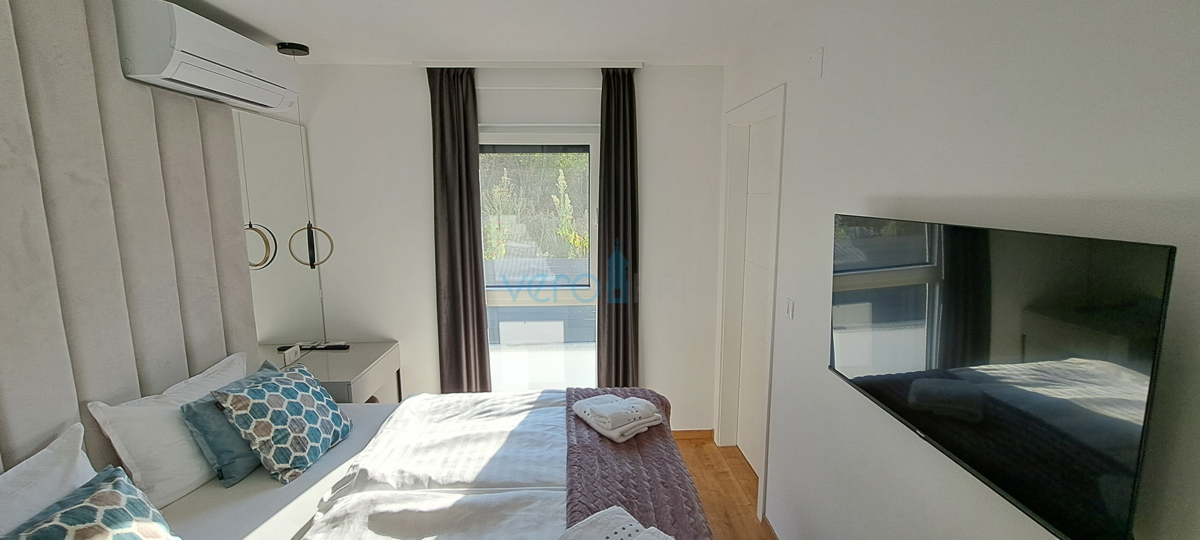 Malinska, periferia, appartamento di lusso di 88 m2 al piano di una villa di nuova costruzione con vista e piscina, in vendita