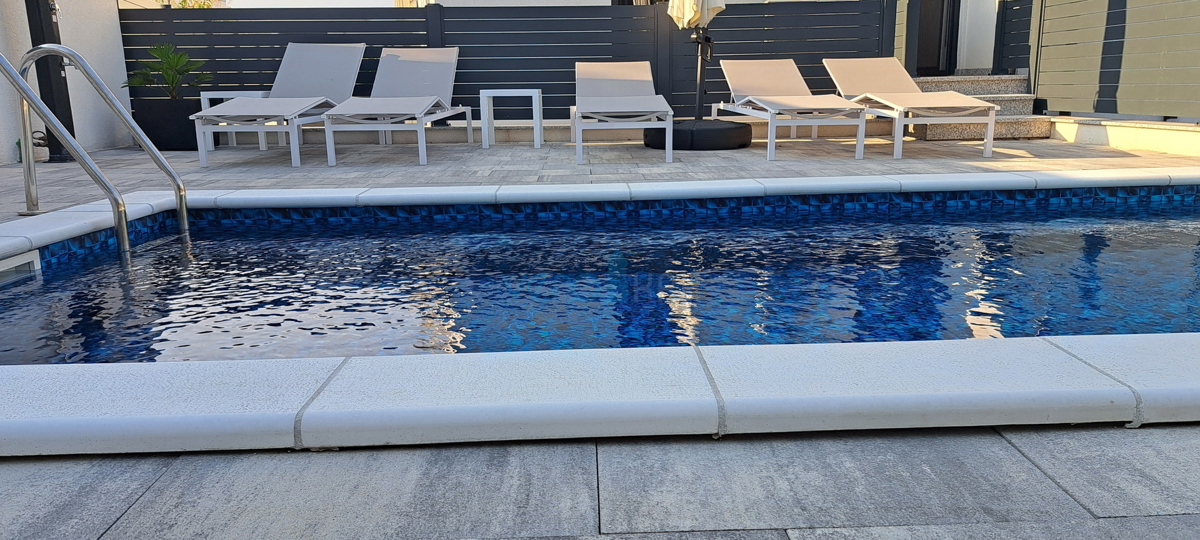 Malinska, periferia, appartamento di lusso di 88 m2 al piano di una villa di nuova costruzione con vista e piscina, in vendita