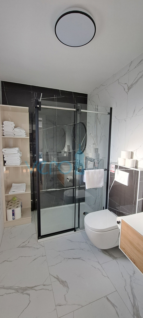 Malinska, periferia, appartamento di lusso di 88 m2 al piano di una villa di nuova costruzione con vista e piscina, in vendita