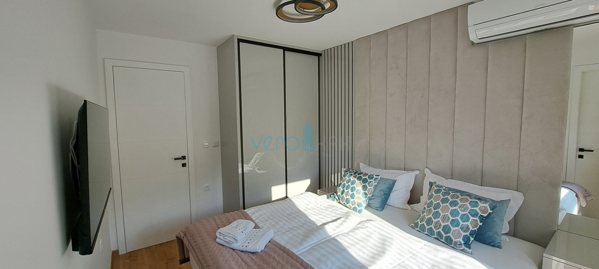 Malinska, periferia, appartamento di lusso di 88 m2 al piano di una villa di nuova costruzione con vista e piscina, in vendita