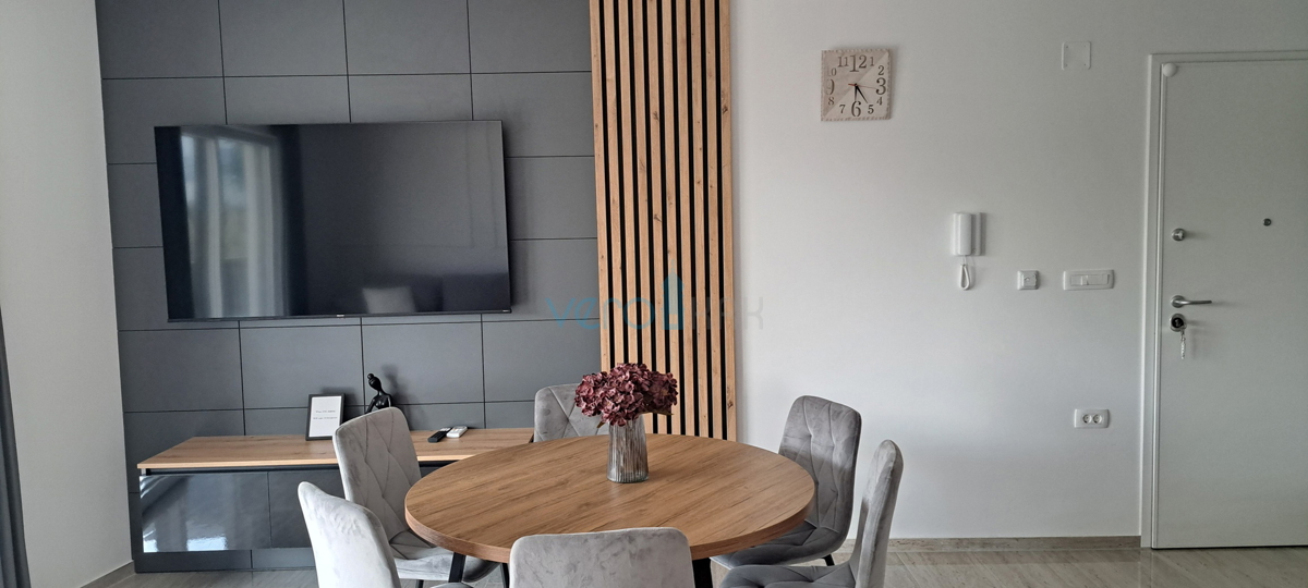 Malinska, periferia, appartamento di lusso di 88 m2 al piano di una villa di nuova costruzione con vista e piscina, in vendita