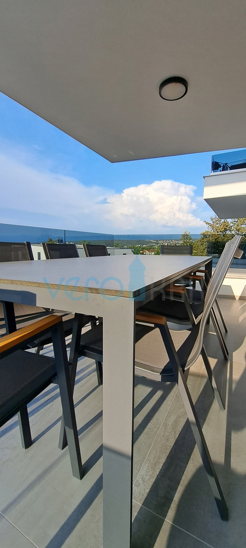 Malinska, periferia, appartamento di lusso di 88 m2 al piano di una villa di nuova costruzione con vista e piscina, in vendita