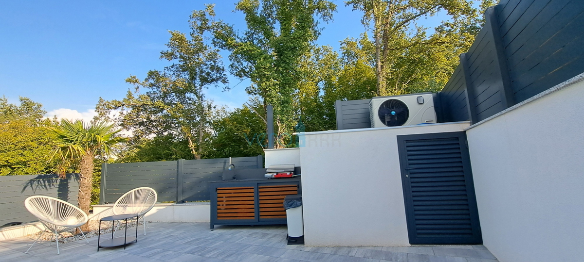 Malinska, periferia, appartamento di lusso di 88 m2 al piano di una villa di nuova costruzione con vista e piscina, in vendita