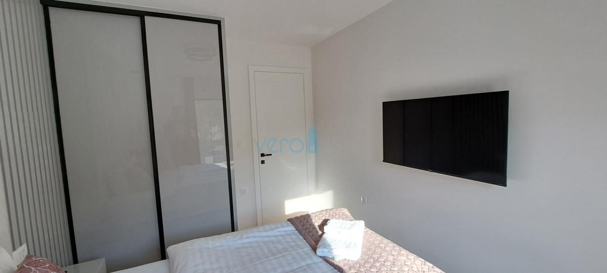 Malinska, periferia, appartamento di lusso di 88 m2 al piano di una villa di nuova costruzione con vista e piscina, in vendita