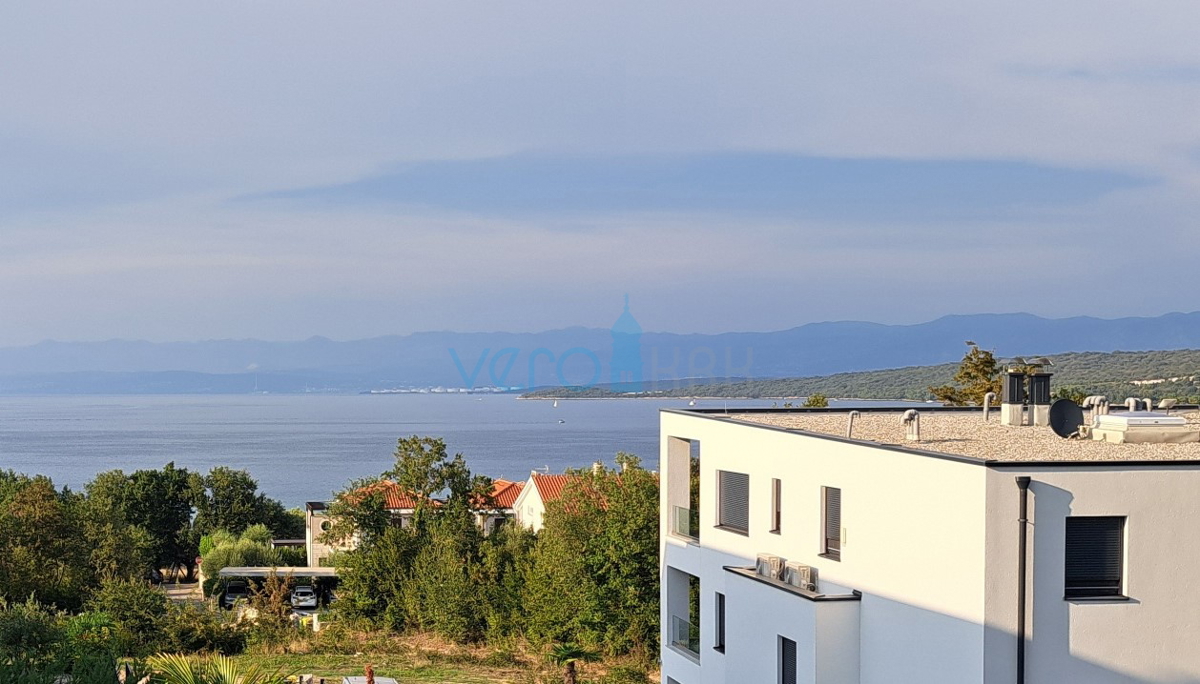 Malinska, periferia, appartamento di lusso di 88 m2 al piano di una villa di nuova costruzione con vista e piscina, in vendita