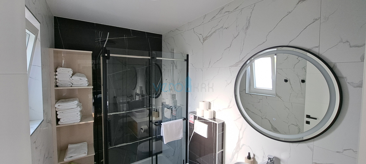 Malinska, periferia, appartamento di lusso di 88 m2 al piano di una villa di nuova costruzione con vista e piscina, in vendita