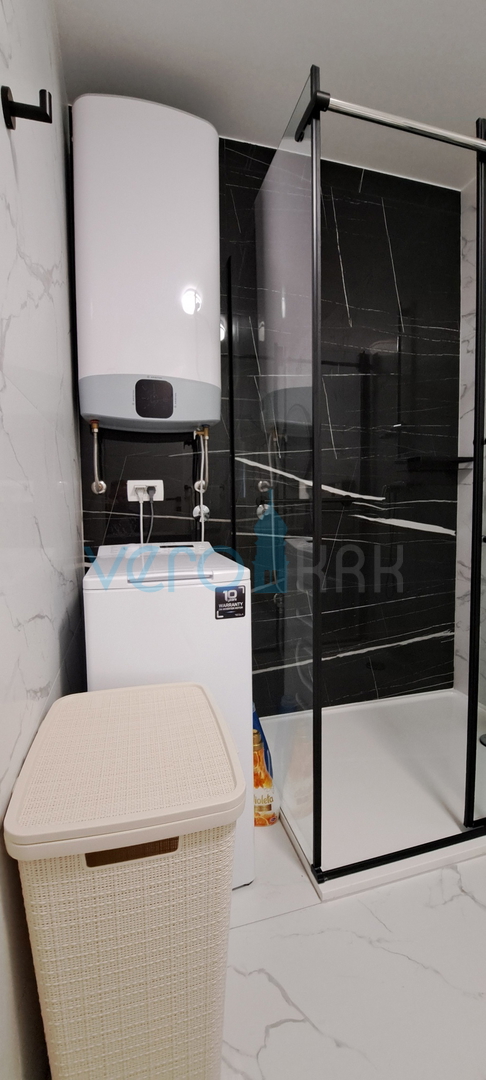 Malinska, periferia, appartamento di lusso di 88 m2 al piano di una villa di nuova costruzione con vista e piscina, in vendita