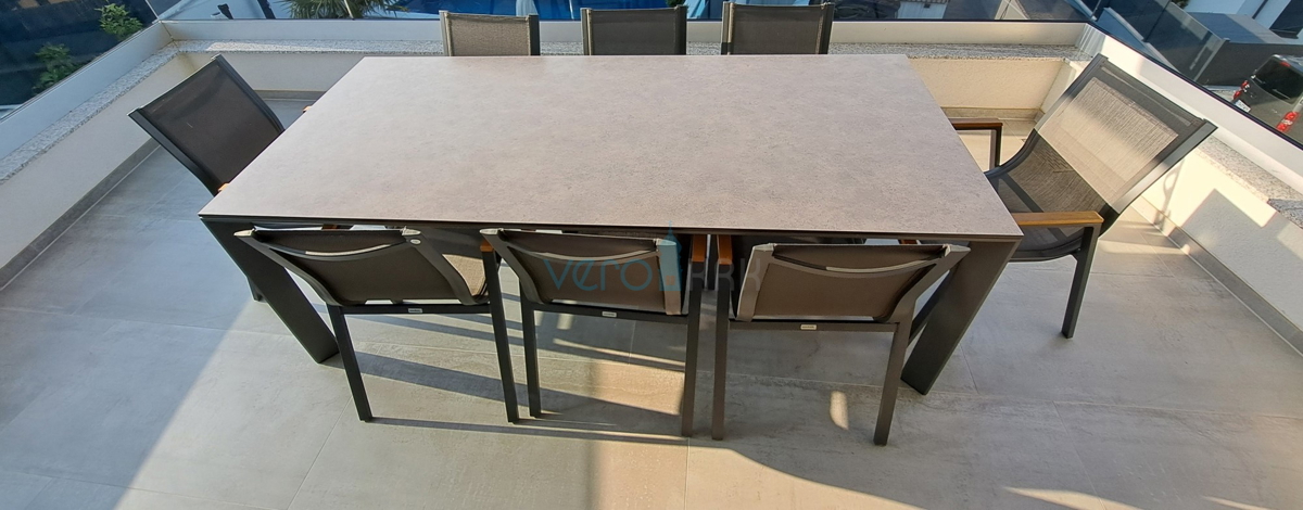 Malinska, periferia, appartamento di lusso di 88 m2 al piano di una villa di nuova costruzione con vista e piscina, in vendita