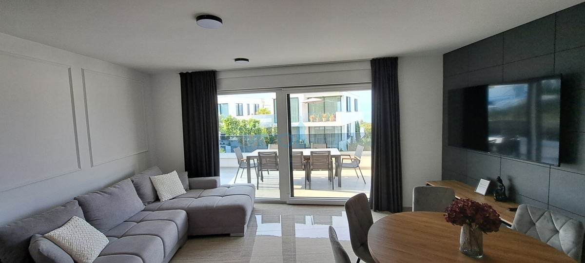 Malinska, periferia, appartamento di lusso di 88 m2 al piano di una villa di nuova costruzione con vista e piscina, in vendita