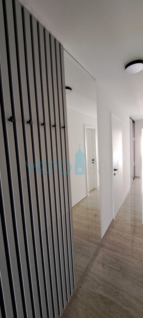 Malinska, periferia, appartamento di lusso di 88 m2 al piano di una villa di nuova costruzione con vista e piscina, in vendita