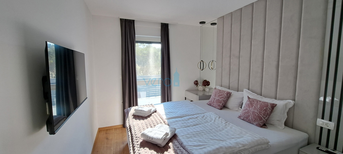 Malinska, periferia, appartamento di lusso di 88 m2 al piano di una villa di nuova costruzione con vista e piscina, in vendita