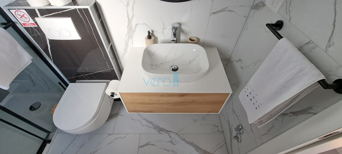 Malinska, periferia, appartamento di lusso di 88 m2 al piano di una villa di nuova costruzione con vista e piscina, in vendita