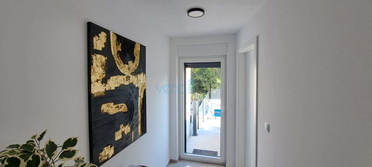 Malinska, periferia, appartamento di lusso di 88 m2 al piano di una villa di nuova costruzione con vista e piscina, in vendita