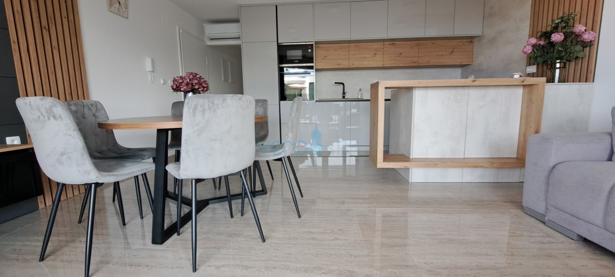 Malinska, periferia, appartamento di lusso di 88 m2 al piano di una villa di nuova costruzione con vista e piscina, in vendita