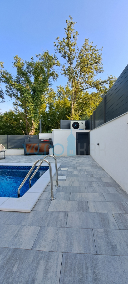 Malinska, periferia, appartamento di lusso di 88 m2 al piano di una villa di nuova costruzione con vista e piscina, in vendita