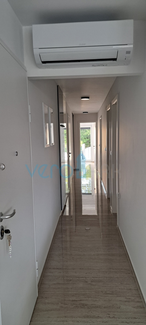 Malinska, periferia, appartamento di lusso di 88 m2 al piano di una villa di nuova costruzione con vista e piscina, in vendita