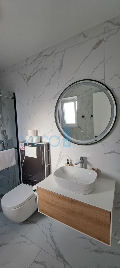 Malinska, periferia, appartamento di lusso di 88 m2 al piano di una villa di nuova costruzione con vista e piscina, in vendita