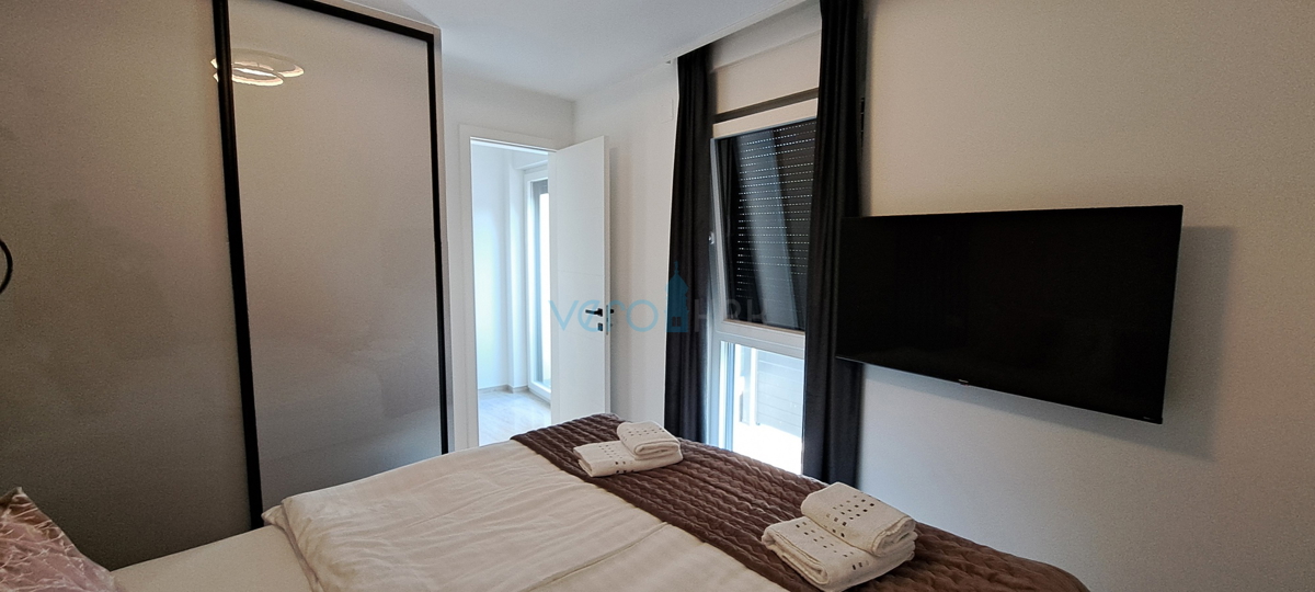 Malinska, periferia, appartamento di lusso di 88 m2 al piano di una villa di nuova costruzione con vista e piscina, in vendita