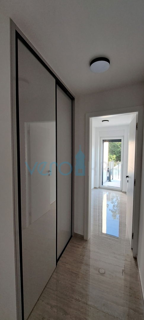 Malinska, periferia, appartamento di lusso di 88 m2 al piano di una villa di nuova costruzione con vista e piscina, in vendita