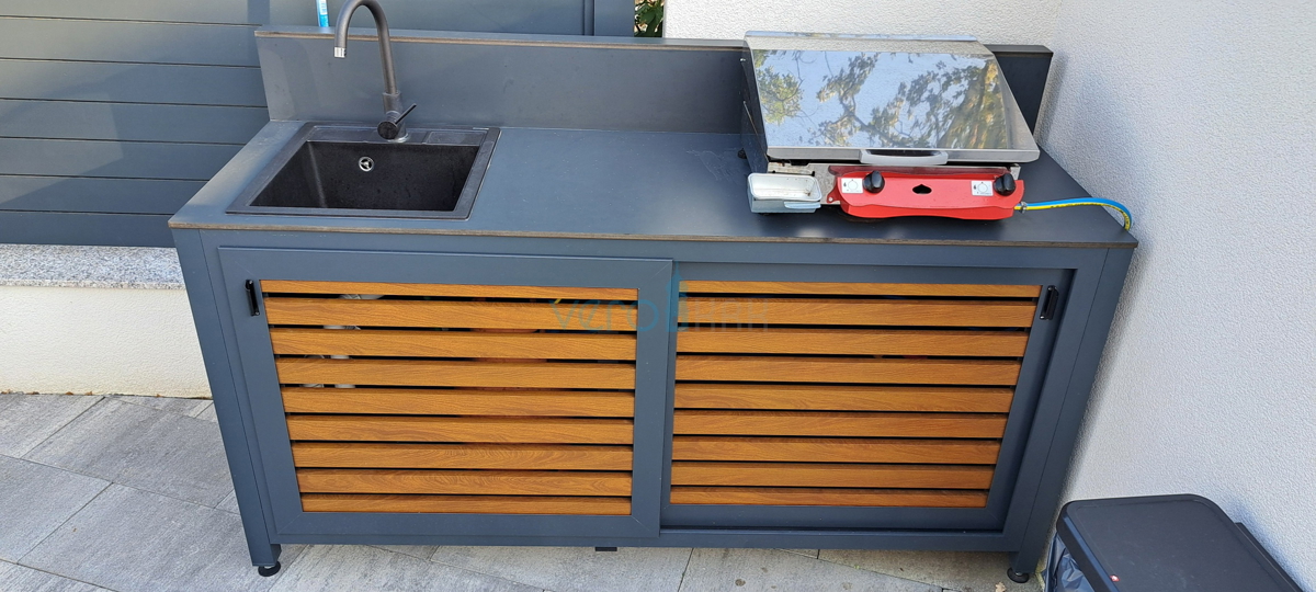 Malinska, periferia, appartamento di lusso di 88 m2 al piano di una villa di nuova costruzione con vista e piscina, in vendita