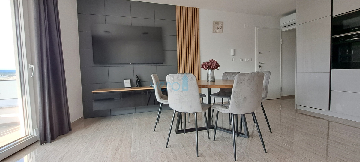 Malinska, periferia, appartamento di lusso di 88 m2 al piano di una villa di nuova costruzione con vista e piscina, in vendita